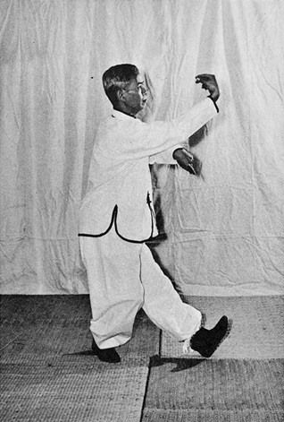 Posture 15 : Sept Étoiles à gauche, crochet droit sorti du revers sous le coude — photographie de l&rsquo;édition de 1972