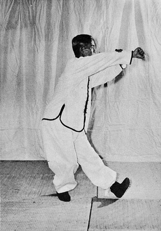 Posture 16 : Sept Étoiles, poing droit décrivant un cercle vers la gauche jusqu&rsquo;à la paume gauche — photographie de l&rsquo;édition de 1972