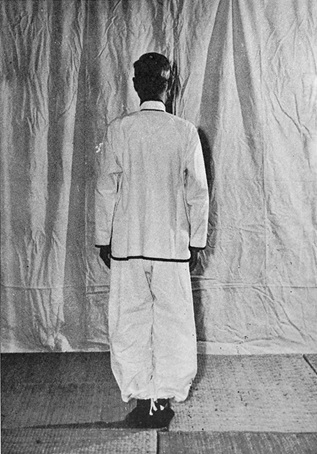Posture 1, figure de passage A : debout dans la moitié orientale, face à l&rsquo;Est, regard vers l&rsquo;Ouest — photographie de l&rsquo;édition de 1972