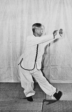 Posture 17 : Sept Étoiles, poing gauche décrivant un cercle vers la droite contre la paume droite — photographie de l&rsquo;édition de 1972