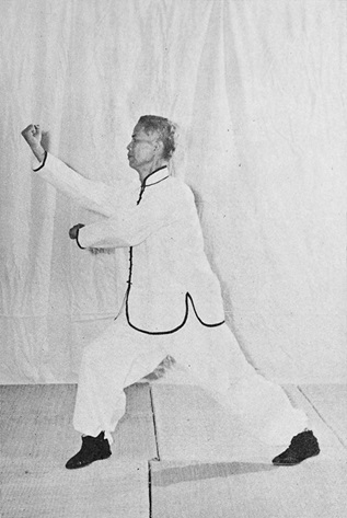 Posture 19 : retournement, poing droit fendu d&rsquo;en haut après le scellement de la main gauche — photographie de l&rsquo;édition de 1972