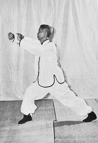 Posture 22 : dégagement de la main gauche, poing droit décrit un cercle vers la gauche — photographie de l&rsquo;édition de 1972