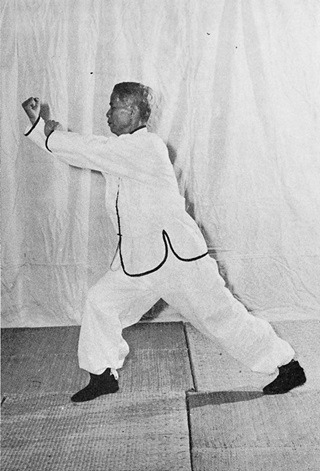 Posture 23 : ascension à droite, avant-bras droit poussé en avant, pointe du poing vers le haut — photographie de l&rsquo;édition de 1972