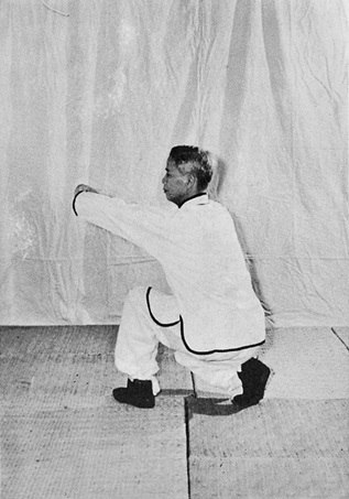 Posture 24 : pas de l&rsquo;anneau à gauche, avant-bras gauche roulant et poussant de côté — photographie de l&rsquo;édition de 1972