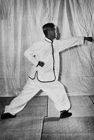 Posture 25 : ascension à droite face à l&rsquo;Ouest, poing gauche transperçant — photographie de l&rsquo;édition de 1972