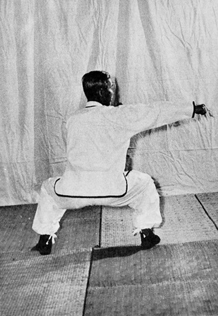 Posture 26 : position du cheval, poing de complément droit frappé contre la paume gauche — photographie de l&rsquo;édition de 1972