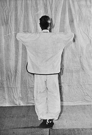 Posture 1, figure de passage B : les deux paumes montent en tournant — photographie de l&rsquo;édition de 1972