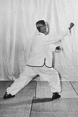 Posture 27 : ascension à droite, poing d&rsquo;avalanche droit fendu d&rsquo;en haut — photographie de l&rsquo;édition de 1972
