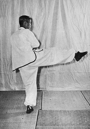 Posture 28 : jambe droite levée à plat, pointe crochetée en biais vers la gauche — photographie de l&rsquo;édition de 1972