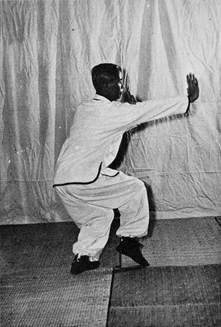 Posture 29 : tigre enjambé à droite, paume droite relevée après les trois relèvements de paumes — photographie de l&rsquo;édition de 1972