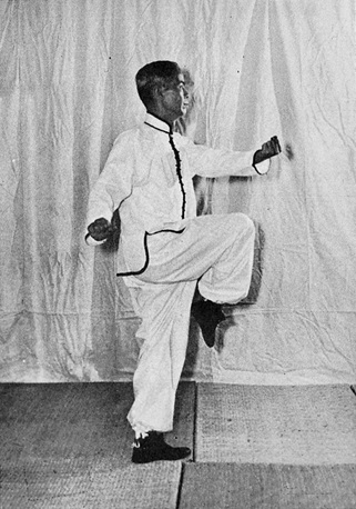 Posture 30 : sur une jambe, les deux mains scellant en biais à droite — photographie de l&rsquo;édition de 1972