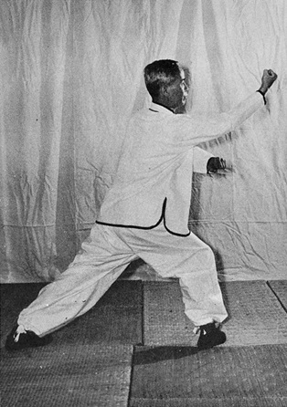 Posture 32 : ascension à droite, poing droit monté du revers de bas en haut — photographie de l&rsquo;édition de 1972