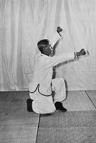 Posture 33 : pas de l&rsquo;anneau à gauche, poing droit en forme de 日 jailli vers le ventre — photographie de l&rsquo;édition de 1972