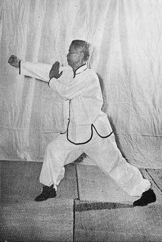 Posture 35 : ascension à droite, poing droit fendu contre la paume gauche — photographie de l&rsquo;édition de 1972
