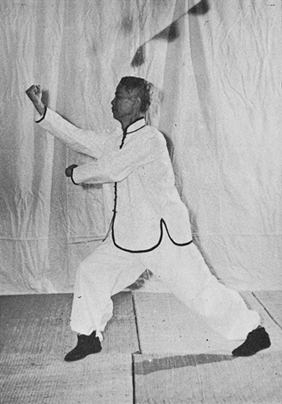 Posture 36 : ascension à droite, poing droit tiré à contresens de bas en haut — photographie de l&rsquo;édition de 1972