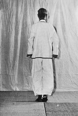 Posture 1, posture fixe : les deux paumes pressées à plat vers le bas — photographie de l&rsquo;édition de 1972