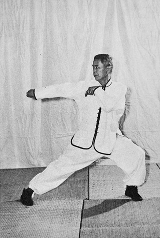 Posture 37 : pas « avaler et s&rsquo;affaisser », crochet gauche à l&rsquo;épaule droite, crochet droit tendu en avant — photographie de l&rsquo;édition de 1972