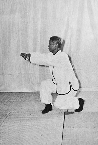Posture 39 : pas de l&rsquo;anneau à droite, avant-bras droit roulant de côté — photographie de l&rsquo;édition de 1972
