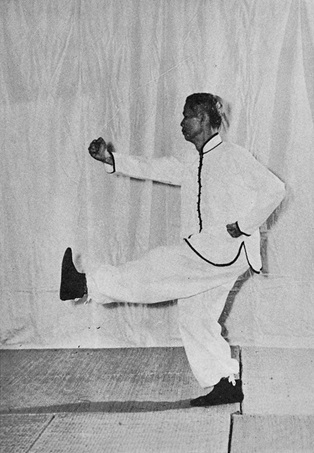 Posture 40 : poing droit fendant en travers, jambe gauche balayant de côté — photographie de l&rsquo;édition de 1972