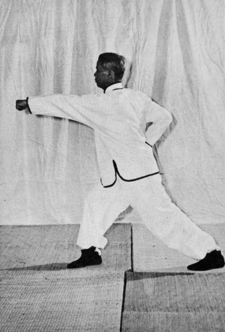 Posture 41 : ascension à droite, retrait du pied gauche et poing gauche transperçant — photographie de l&rsquo;édition de 1972