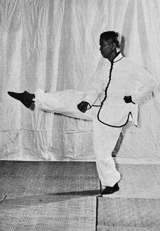 Posture 42 : poing droit fendant en travers, jambe droite relevée vers l&rsquo;avant — photographie de l&rsquo;édition de 1972