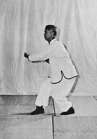 Posture 44 : position centrale, les deux mains scellant et tirant vers l&rsquo;arrière droit — photographie de l&rsquo;édition de 1972