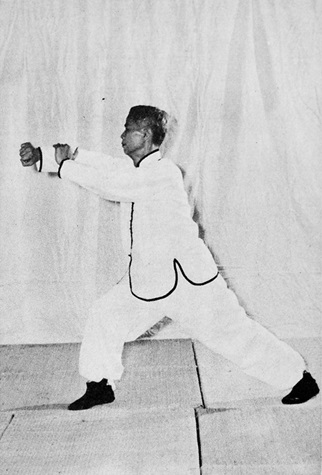 Posture 45 : ascension à droite, poing circulaire droit balayant contre la main gauche — photographie de l&rsquo;édition de 1972