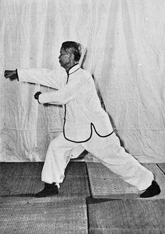 Posture 46 : crochet à droite, scellement de la main gauche et poing droit lancé de la taille — photographie de l&rsquo;édition de 1972