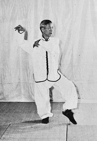 Posture 2 : tigre enjambé à gauche, les deux mains en crochet ramenées à la figure « saisir la cigale » — photographie de l&rsquo;édition de 1972