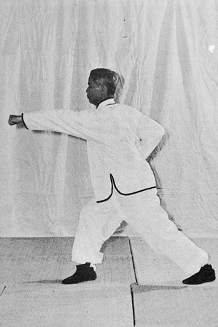 Posture 47 : retrait d&rsquo;un demi-pas, poing gauche transperçant tout droit — photographie de l&rsquo;édition de 1972