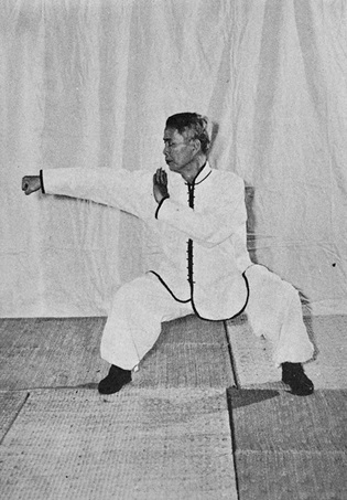 Posture 48 : position du cheval, poing droit frôlant la paume gauche en poing de complément — photographie de l&rsquo;édition de 1972