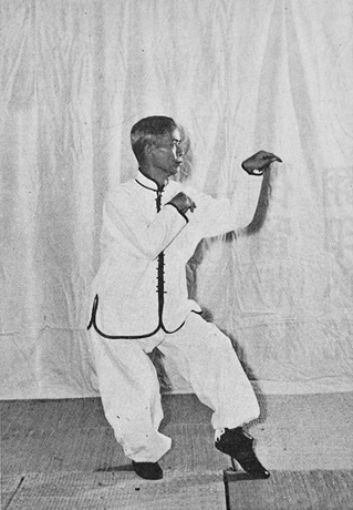 Posture 49 : tigre enjambé à gauche, les deux mains croisées décrivant un cercle vers la gauche — photographie de l&rsquo;édition de 1972