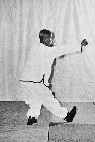 Posture 3 : Sept Étoiles à droite, le poing droit fendu de haut en bas contre la paume gauche — photographie de l&rsquo;édition de 1972