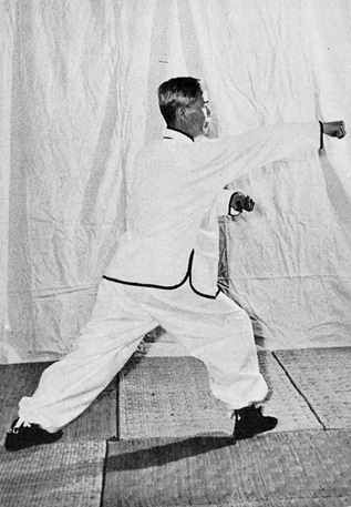 Posture 6 : crochet à droite, scellement de la main gauche et poing droit lancé de la taille — photographie de l&rsquo;édition de 1972