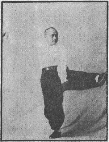 Figure 7 du « Tantui jiangyi » (1935) — le coup de pied gauche (第七圖\u3000踢左腿)