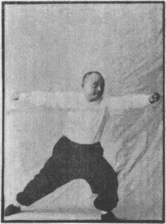 Figure 9 du « Tantui jiangyi » (1935) — le poing en pas suivi (第九圖\u3000順步捶)