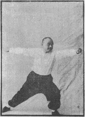 Figure 13 du « Tantui jiangyi » (1935) — le poing en pas suivi (第十三圖\u3000順步捶)