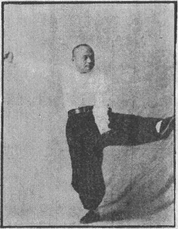 Figure 17 du « Tantui jiangyi » (1935) — le coup de pied gauche (第十七圖\u3000踢左腿)
