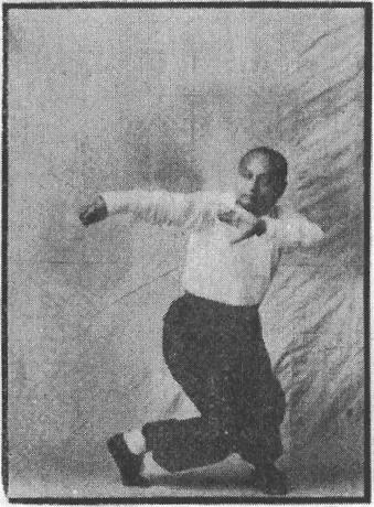 Figure 19 du « Tantui jiangyi » (1935) — coup de pied droit et pas furtif (第十九圖\u3000右踢偷步)