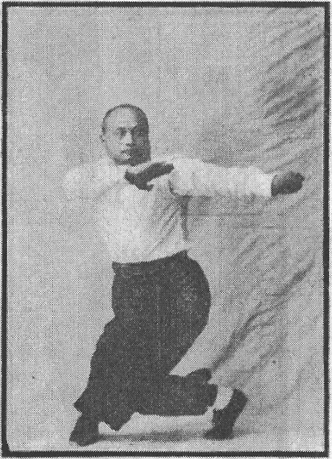 Figure 22 du « Tantui jiangyi » (1935) — coup de pied gauche et pas furtif (第二十二圖\u3000左踢偷步)
