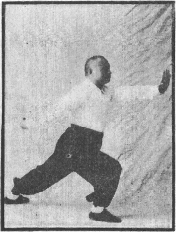 Figure 23 du « Tantui jiangyi » (1935) — la jambe gauche qui écarte et disperse (第二十三圖\u3000左撑撒腿)