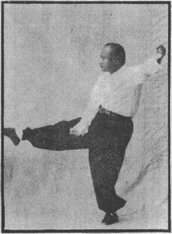 Figure 25 du « Tantui jiangyi » (1935) — le coup de pied droit (第二十五圖\u3000踢右腿)