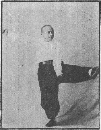 Figure 27 du « Tantui jiangyi » (1935) — le coup de pied gauche (第二十七圖\u3000踢左腿)