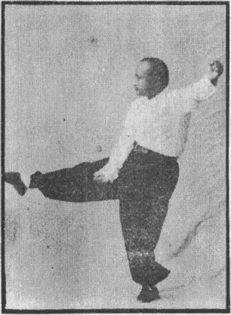 Figure 34 du « Tantui jiangyi » (1935) — le coup de pied droit (第三十四圖\u3000踢右腿)