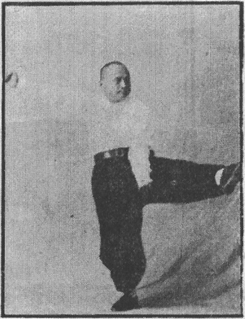 Figure 36 du « Tantui jiangyi » (1935) — le coup de pied gauche (第三十六圖\u3000踢左腿)
