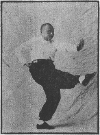 Figure 41 du « Tantui jiangyi » (1935) — le coup de pied vers l&rsquo;arrière (第四十一圖\u3000後踢腿)