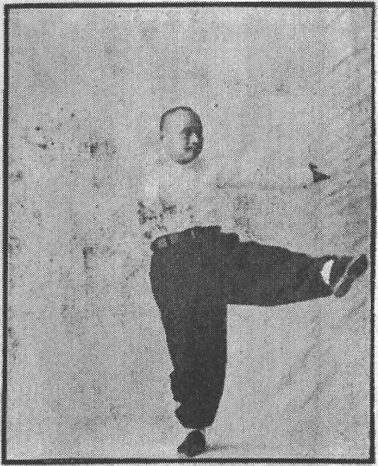 Figure 44 du « Tantui jiangyi » (1935) — le double coup de pied levé à gauche (第四十四圖\u3000左二起腿)