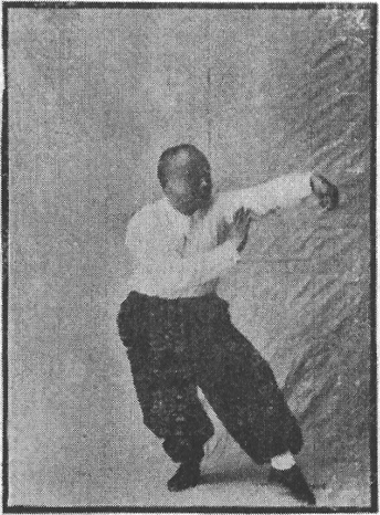 Figure 47 du « Tantui jiangyi » (1935) — main gauche levée, position en T (第四十七圖\u3000左提手丁步)