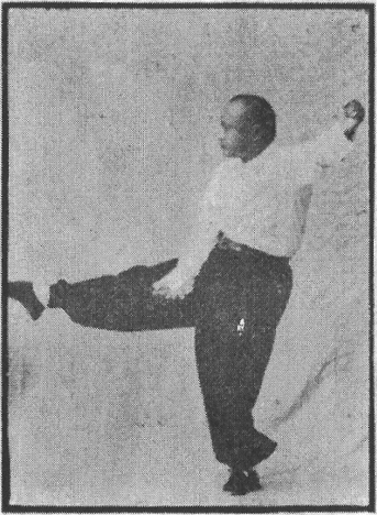 Figure 48 du « Tantui jiangyi » (1935) — la jambe-flèche à droite (第四十八圖\u3000右箭彈腿)