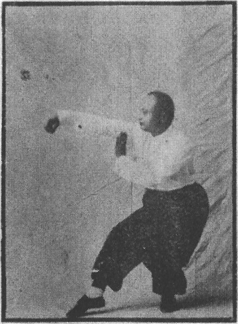 Figure 49 du « Tantui jiangyi » (1935) — main droite levée, position en T (第四十九圖\u3000右提手丁步)